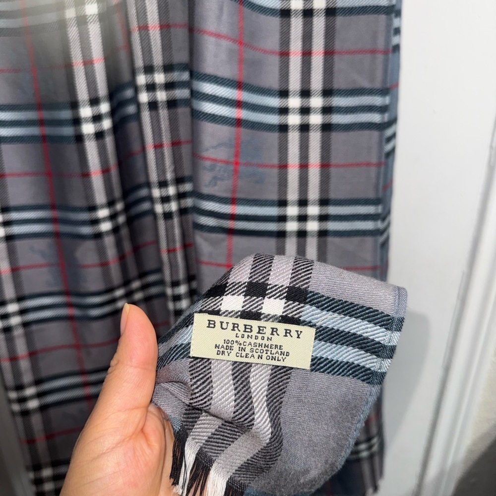 Burberry scarf 🧣 74x27 - Picture 6 of 6